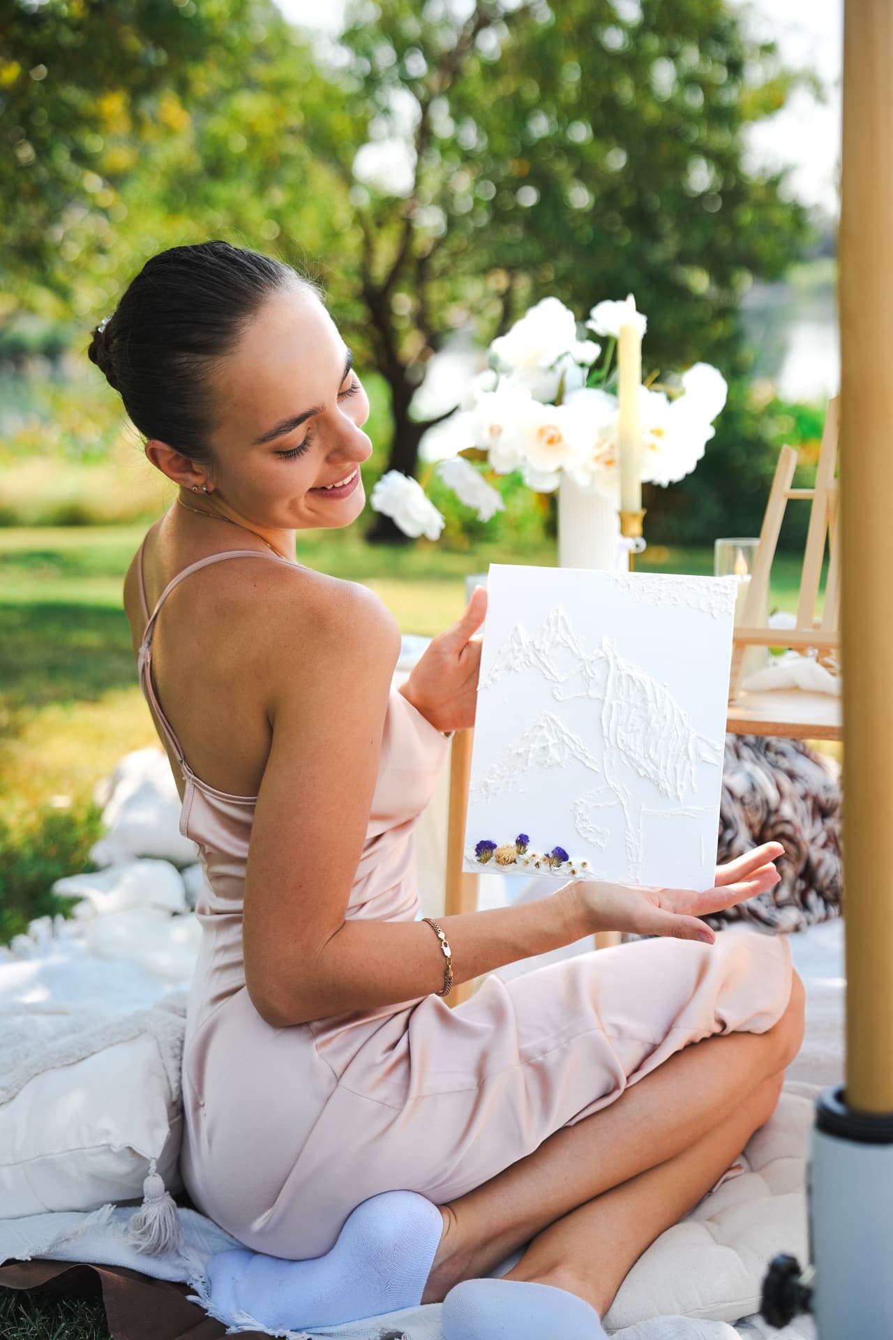 Invitada con su cuadro de textura en un pícnic junto al lago en Austin