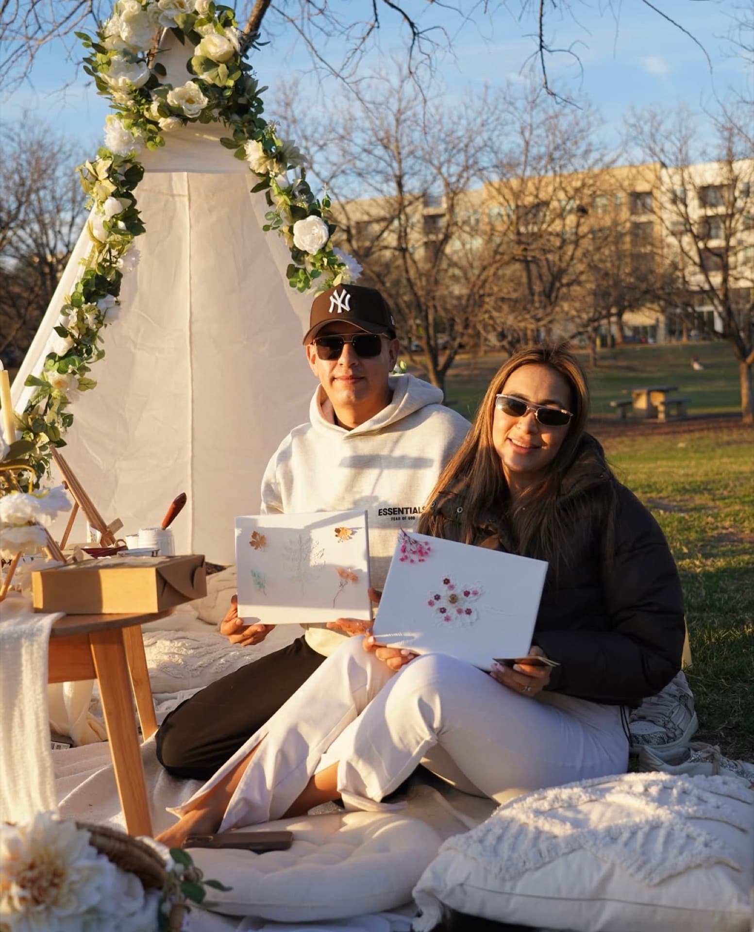 Pareja con sus cuadros de textura en un pícnic en el parque en Austin