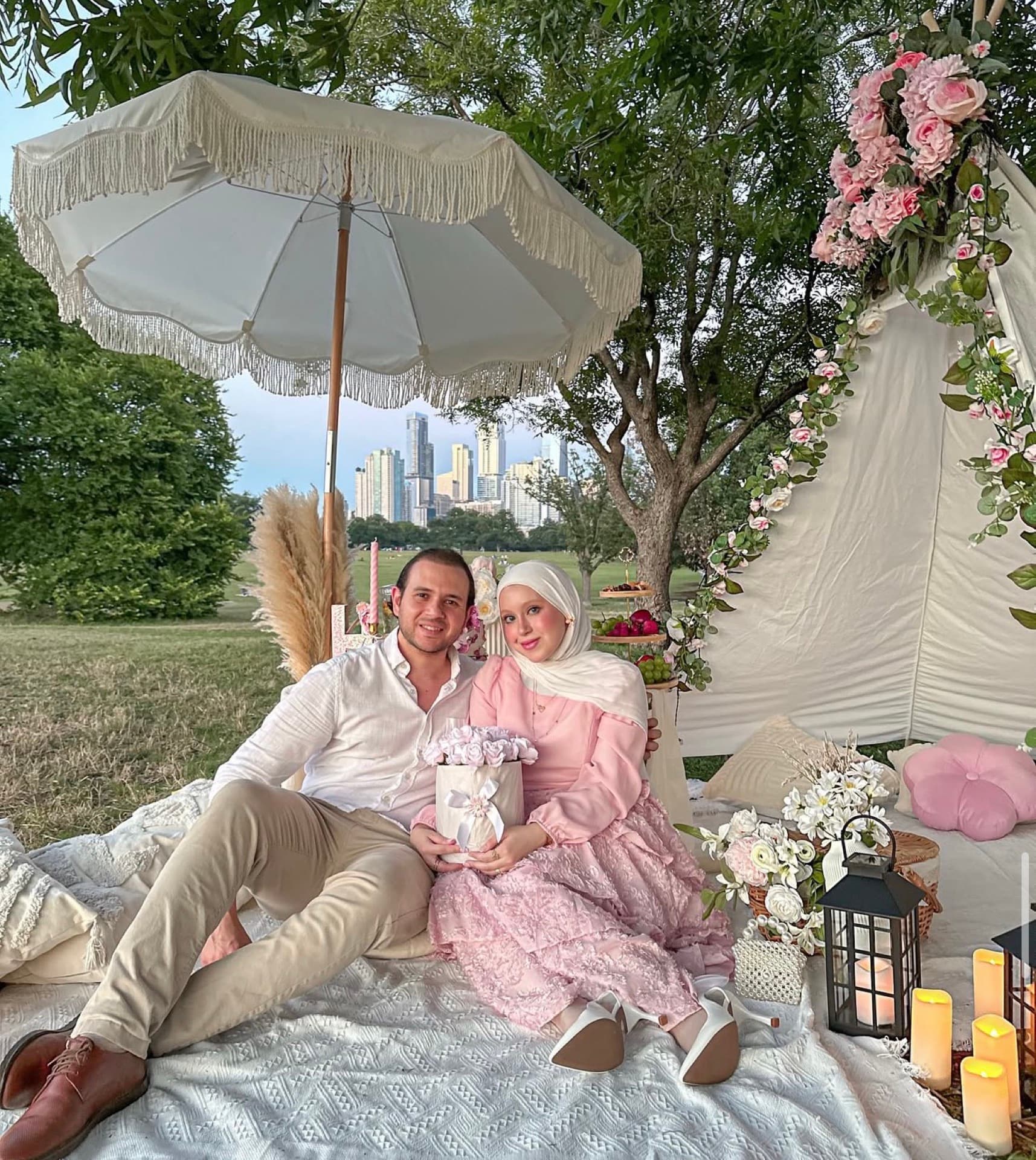 Pareja en un pícnic romántico junto al lago con el horizonte de Austin detrás
