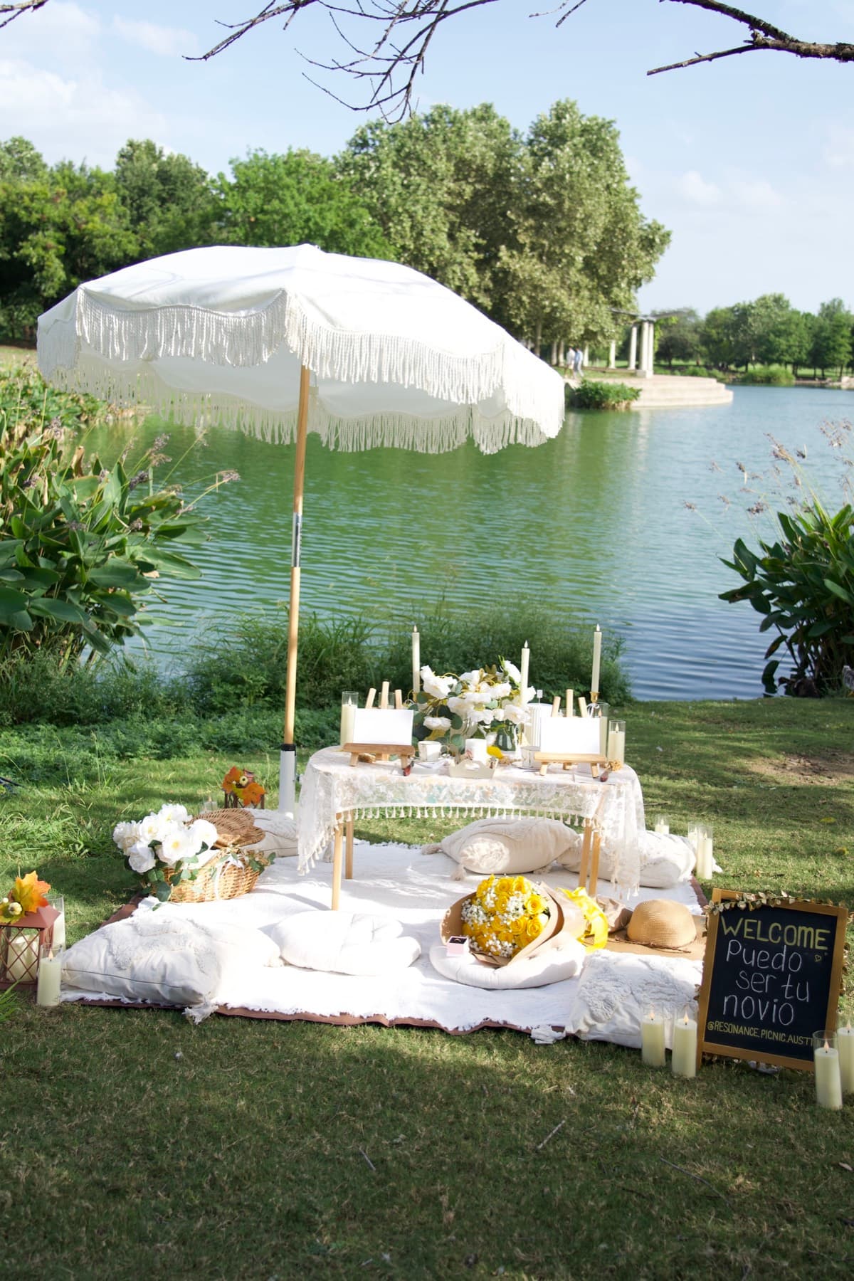 Pedida de mano en un pícnic boho con ramo de rosas amarillas junto al lago en Austin